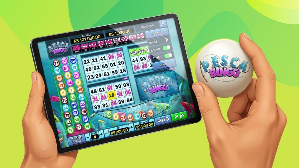 : Pesca Bingo is open on a tablet, and someone’s right hand holds a white ball with the game’s logo.
